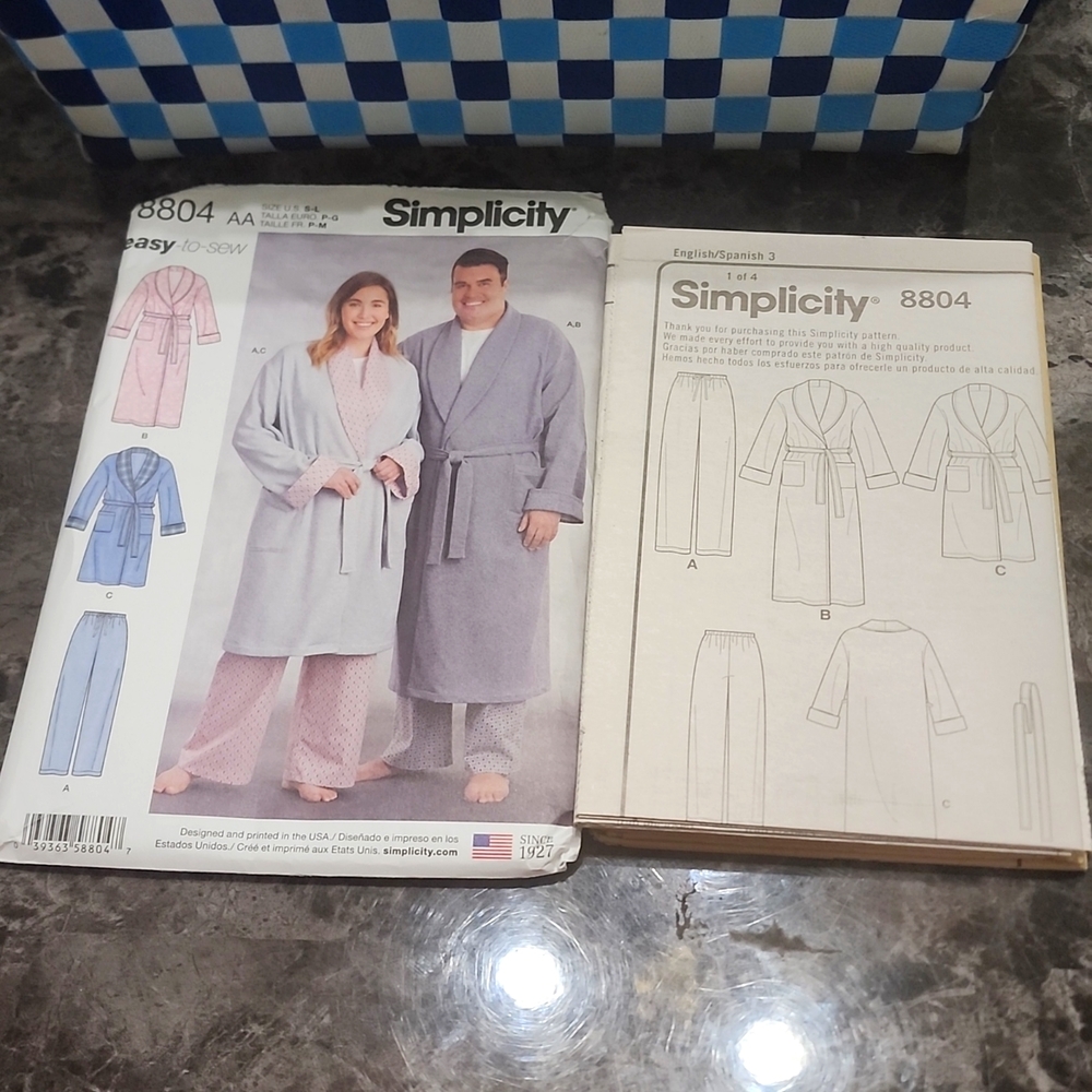 4 Simplicity Sewing Patterns - Picture 2 of 9